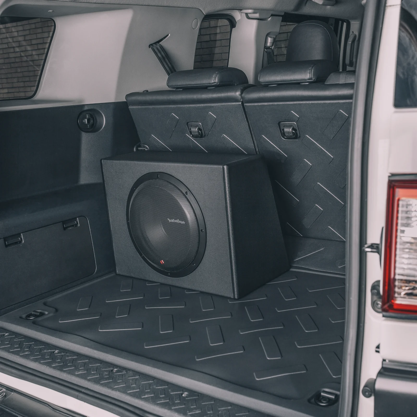 Rockford Fosgate Punch 12-Inch 300W Powered Sealed Subwoofer Enclosure 6